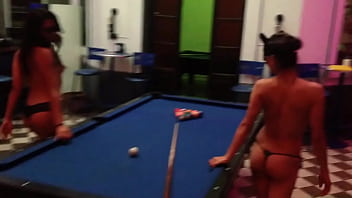 La Gatita Y Su Amiga Hacen Travesuras En Público