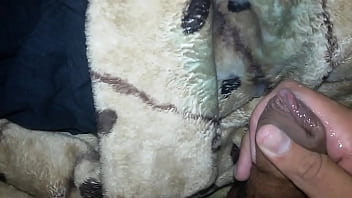 Novinho Soltando Porra No Cobertor