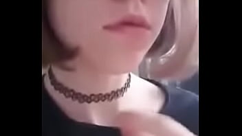 Se Chupa Los Dedos Esta Perra