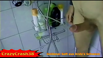 Andreas Pisst Mit _nem Stracken In Die Dusche