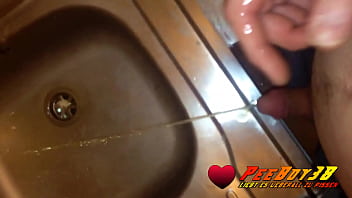 Andy Pinkelt In Die Spüle