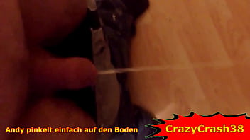 Andy Verteilt Mit Seinem Schwanz Seinen Saft Direkt Auf Den Boden