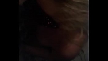 Loira Puta Gosando No Rosto