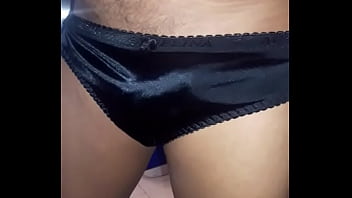Hombre Modelando Calzon Satin Negro Sexi De Mujer