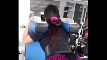 En El Gym Ejercitándose El Culito