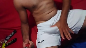 Pauzão Duro No Shorts Branco
