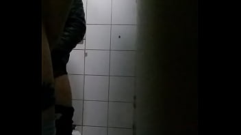 Carinha Chupando O Outro No Banheirão