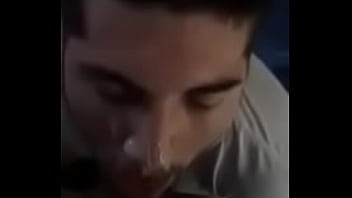 Sarado Recebendo Porra Na Cara No Banheirão