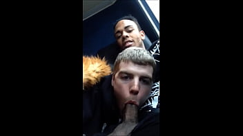 Chupando A Pica Do Amigo No Busão - Www.prazergay.com.br