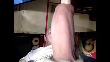 J_essai De Caler Mon Membre Gonflé à Bloc Ds Un Carton De Rouleaux De Papier