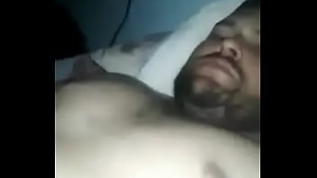 Pifas Desde Su Cama Con Beso Y Todo