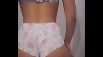 Novinha Gostosa Dançando Funk Com Shortinho