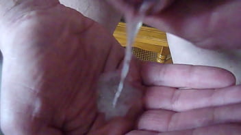 La Main Du Fan Aspergée De Sperme