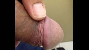 Mijando No Banheiro Do Trampo.