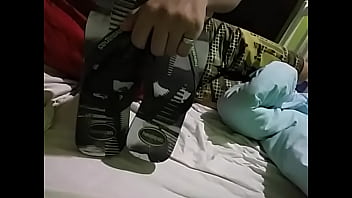 Lambendo Minhas Havaianas, Já Comecei A Ficar Com Tesão E Meu Pau Já Ficou Duro