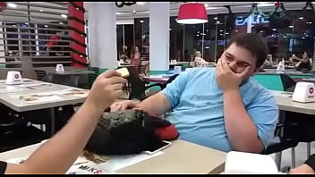 Gordinho Safado Comendo Bolacha No Habbib'