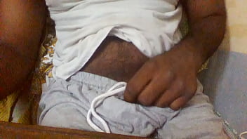 Indiaan Jeerking At Homee