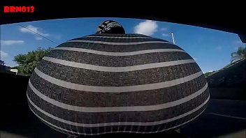 Morena Gostosa Andando De Moto Mostrando A Bunda