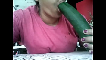Señora Chupando Pepino