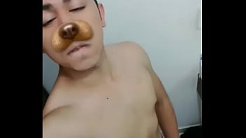 Lindo Joven Se Masturba En Un Baño