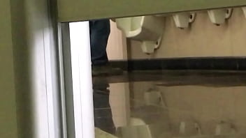 Maduro Punhetando No Banheiro Público 2