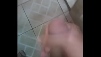 Teen Dotado Batendo Uma No Banheiro.