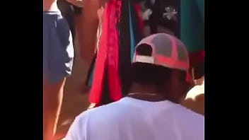 Le Abre Las Nalgas Mientras Le Hace Un Tatuaje