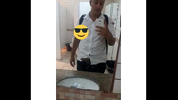 Mostrando A Pica No Banheiro Publico