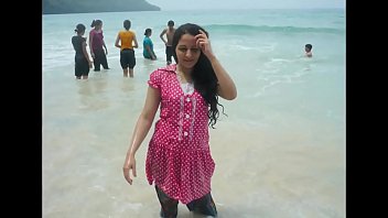 Desi Ladki Poora Dikhate Hue