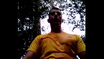 Mijando Para A Garrafa E Tomando O Próprio Mijo