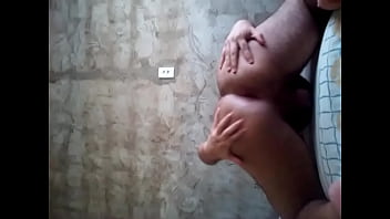 Quem Não Tem Rola, Usa O Que Tem Em Casa.