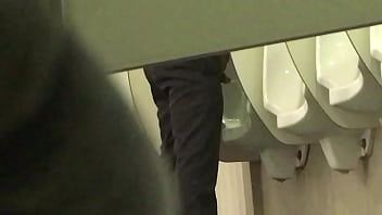 Maduro Negro Banheiro Mijando