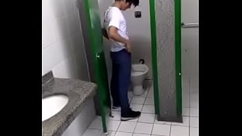 Novinho Lindo Tirando Blusinha Apertada No Banheiro, Gostoso!!