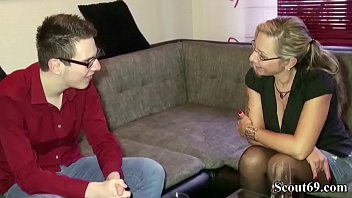 Mutti Hilft Stief-sohn Und Schenkt Ihm Seinen Ersten Fick