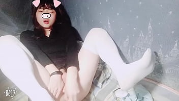 中国伪娘宿舍床帘内自慰