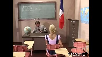 Cute Babe Spreads Wide And Gets Her Love Tunnel Fucked Hard