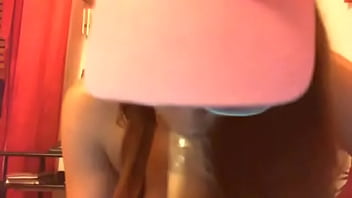 Tua Sorella Ha Un Cappellino Che Le Hai Regalato E Vuole Farti Vedere Come Viene