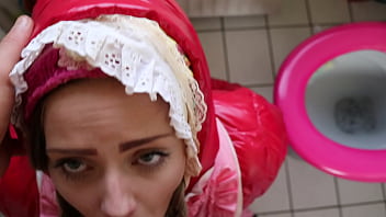 Zofe In Plastiksachen Lutscht Penis