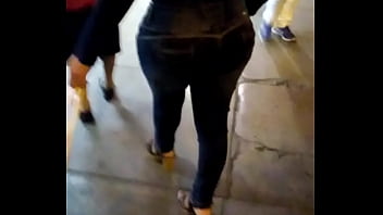 Señora Culona En La Cola