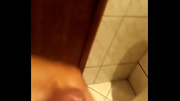 Batendo Punheta Até Gozar - gay, punheta, leitinho, gozando, banheiro, novinho - Video 4016455