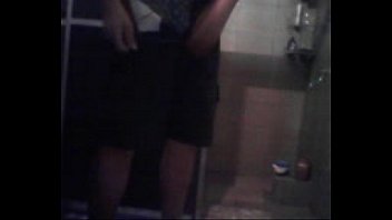 Batendo Uma No Banheiro