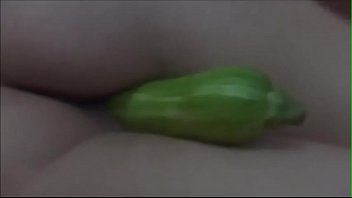 Adoro Enfiar Coisas Roliças E Grossas Na Minha Bucetinha