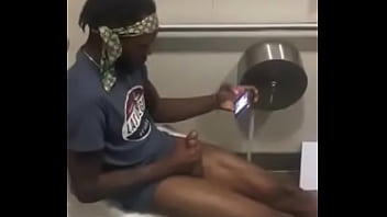 En el baño - masturbation, masturbate, spy, gay, big-dick, negro, espia, black-cock - Video 4012317