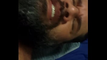 Aguentando O Pirocão Sem Reclamar