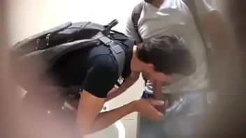 Pajeando Un Tipo En El Ba_o Y Se La Chupo