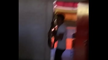 Chico Entra Y Le Mete La Silla En El Culo A Sus Compañeros.