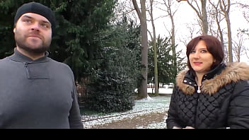 Deutschland Report - Bubble Butt Amateur Gives Blowjob For Stranger