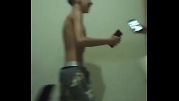 Um Dotado Leitão Maduro E Um Raquítico Comendo Duas Ninfetas Pretas Cabeludas $