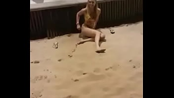 Se Masturbando No Calçadao Da Praia