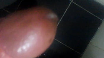 Batendo Uma No Banheiro - punheta, gozando, soloboy, banheiro - Video 4059316